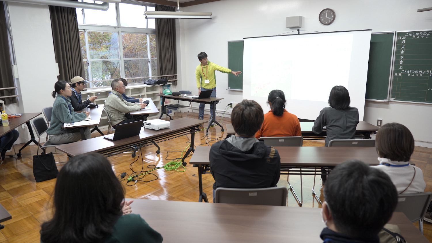 登山道整備について座学を公聴する参加者