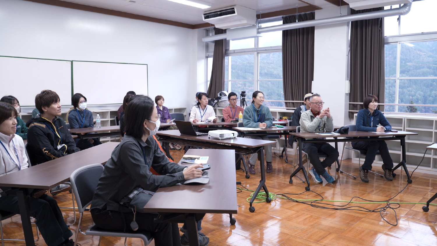 登山道整備について座学を公聴する参加者