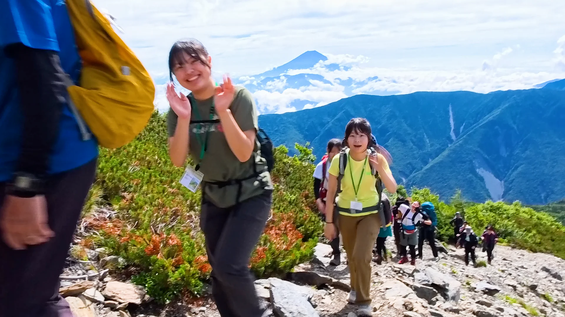 千枚岳への登山道を行く生徒たち
