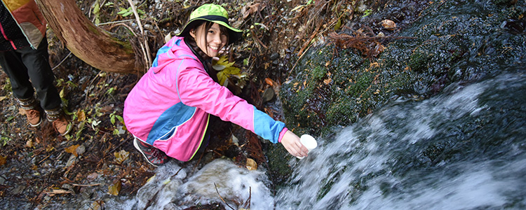 南アルプス女子旅レポート 井川の紅葉の風景~南アルプスの天然の水を汲みながら最終目的地の二軒小屋ロッヂへ!